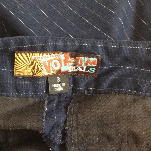 Volcom gals size 3 navy pin stripe mini skirt - Picture 3 of 3